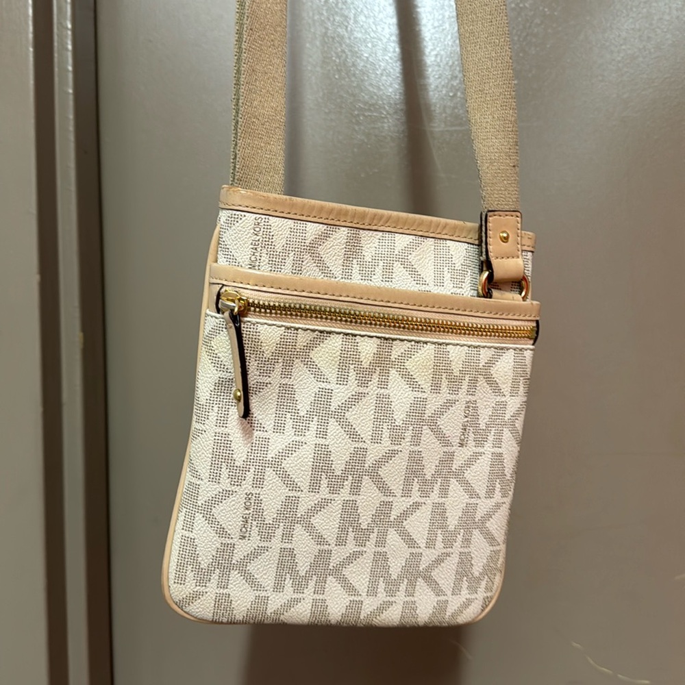 MICHAEL KORS JET SET VANILLA
SIGNATURE LOGO CROSSBODY PURSE